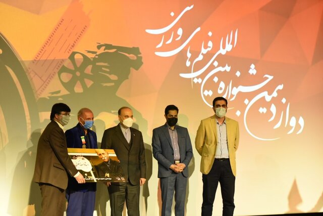 جایزه مردمی جشنواره فیلم های ورزشی در دستان عادل فردوسی پور