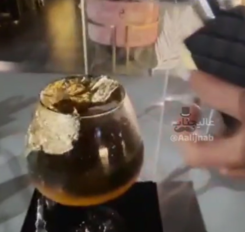 سرو نوشیدنی با ورق طلا در رستوران‌ لاکچری تهران + فیلم