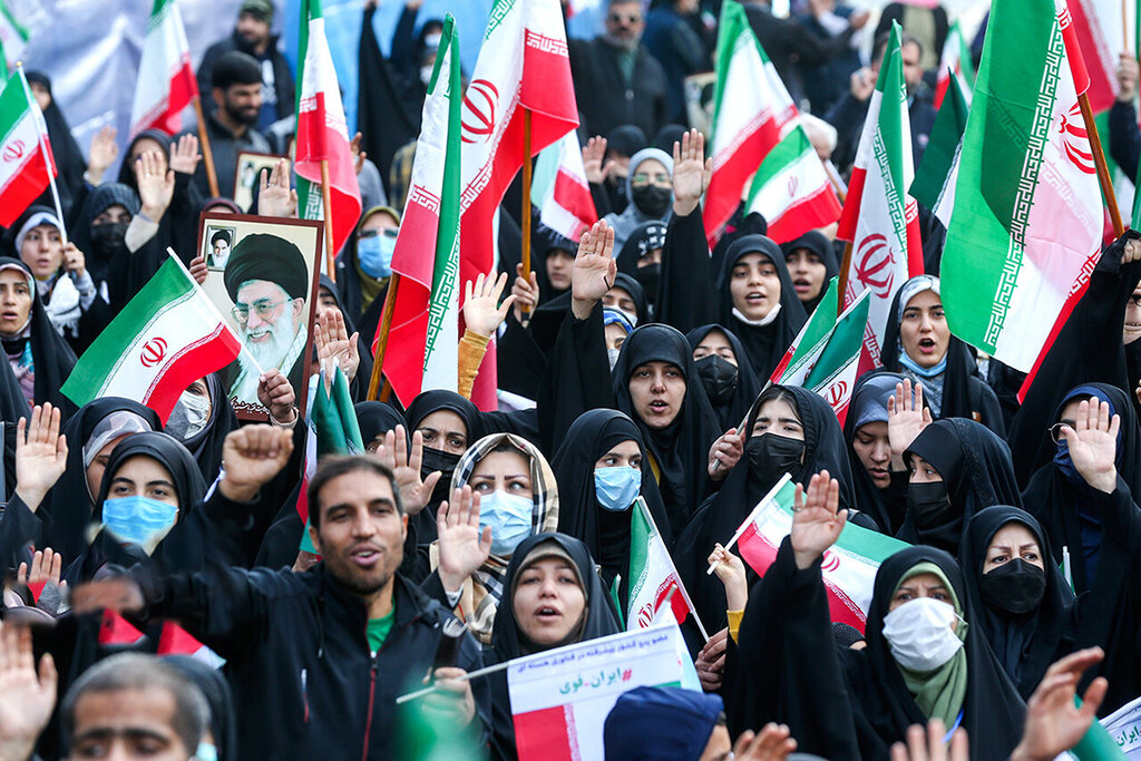جنجال عکس یادگاری زن کم حجاب پرآرایش با زنان گشت ارشاد !