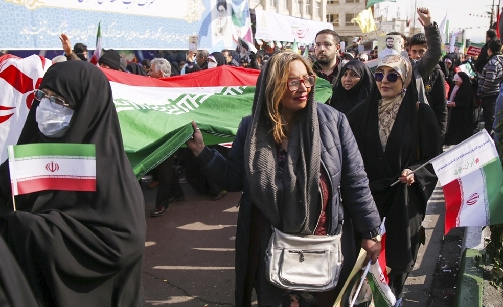 عکس های جنجالی زنان بدحجاب در راهپیمایی ۲۲ بهمن!