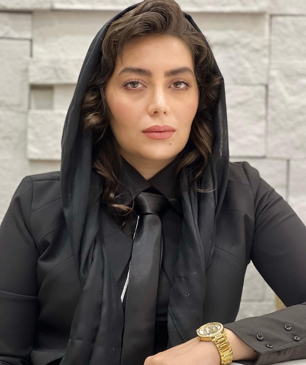 بازیگر “نون خ” در آغوش یک مرد+ عکس