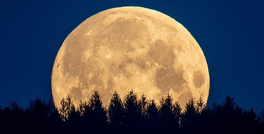 نمایان‌شدن ماه از پشت قله سبلان+ عکس