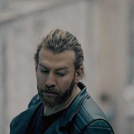 لحظه شکستن پای خواننده معروف ایرانی سر صحنه فیلم برداری+ فیلم