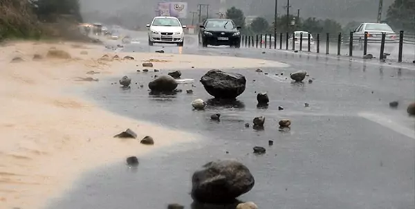 لحظه هولناک ریزش کوه در هراز+ ویدیو