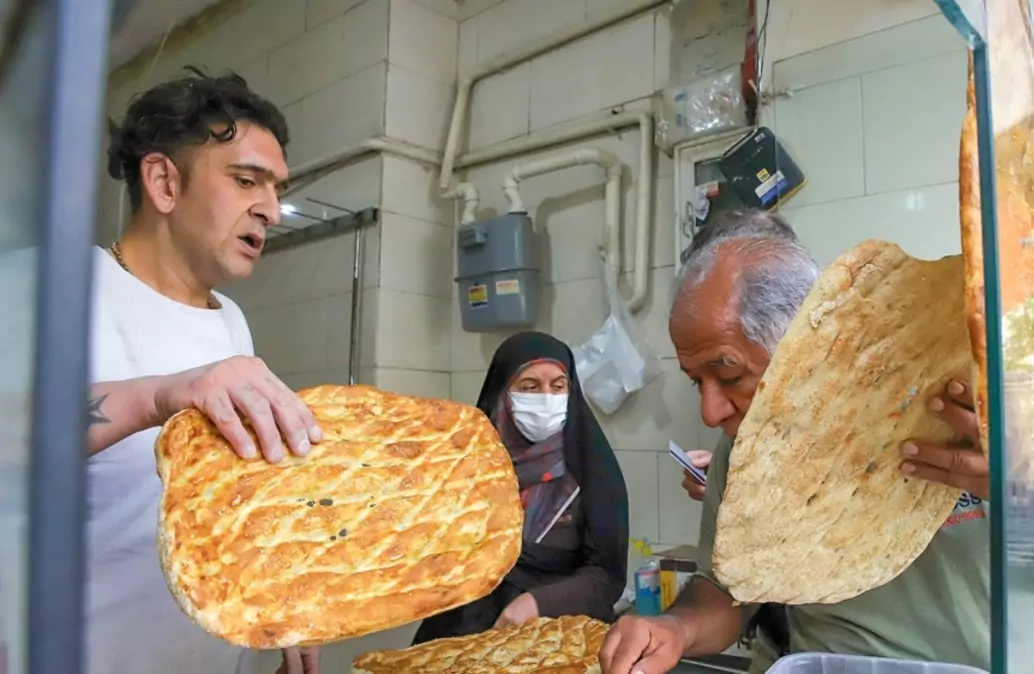 برخی نانوایی‌ها در تهران شروع به گران کردن نان کرده‌اند!/ چه کسی فرمان گرانی نان را صادر کرد؟