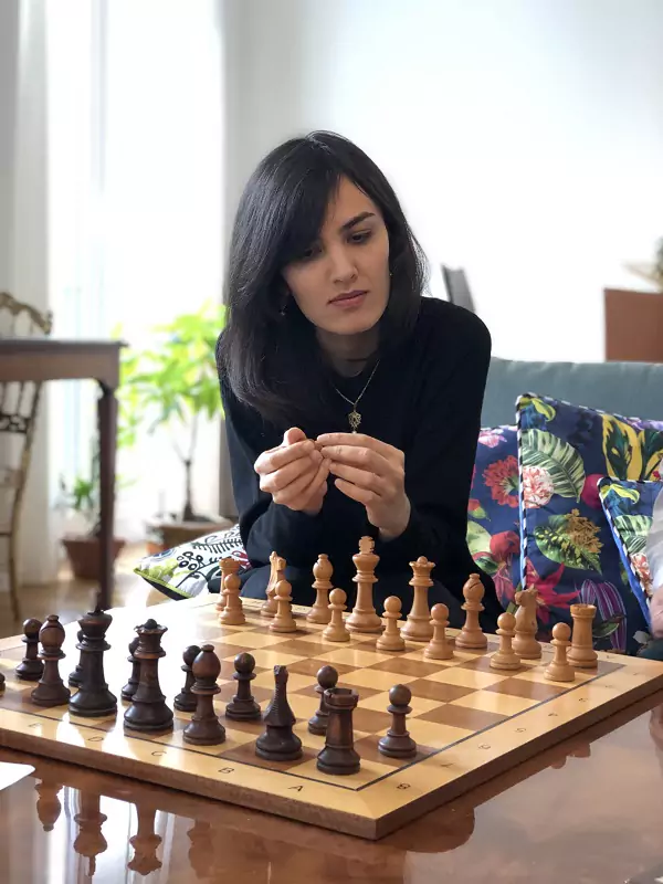 عکس حسرت بار استادبزرگ شطرنج ایران در خارج