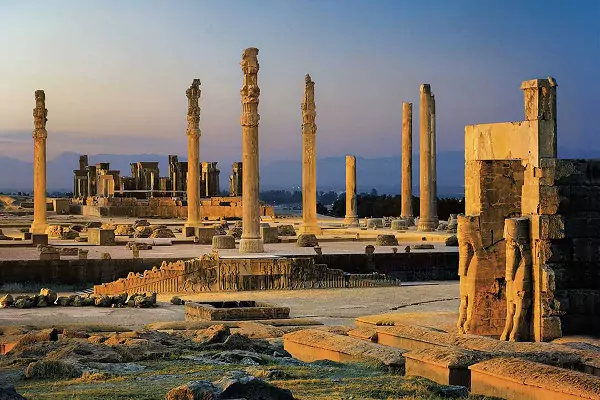 بنر جنجالی در تخت جمشید+ عکس