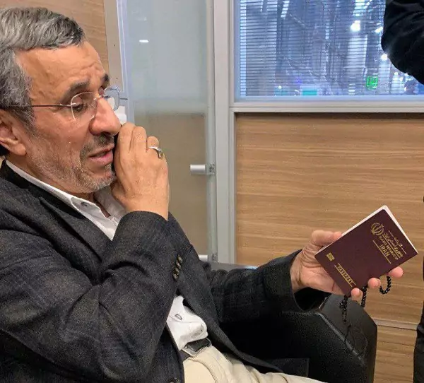 تصویر احمدی‌نژاد در لحظه پس گرفتن پاسپورتش