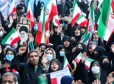 تیپ خاص یک کودک دختر در روز ۱۳آبان با عروسکش+ عکس