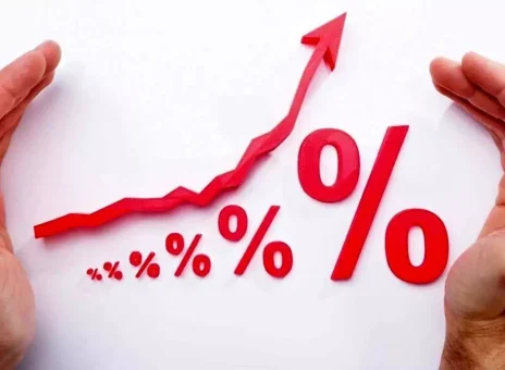 جامعه بین دو سنگ آسیاب تورم و مالیات قرار دارد