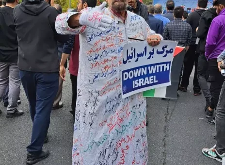 مرد کفن پوش در راهپیمایی ۱۳ آبان+ عکس
