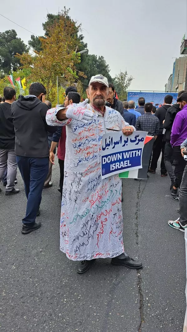 مرد کفن پوش در راهپیمایی ۱۳ آبان+ عکس