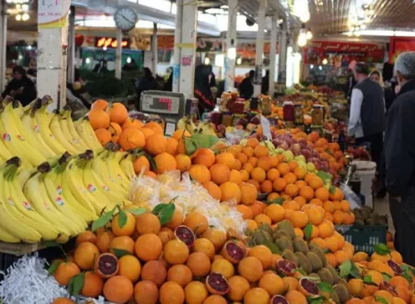جمله بامزه یک میوه فروش در مغازه اش!+ عکس