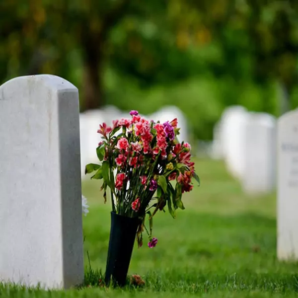 عجیب ترین سنگ قبری که در عمرتان دیده اید!+ عکس