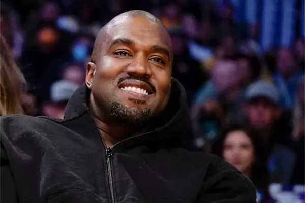 آقای خواننده با شمایلی عجیب در ورزشگاه+ عکس