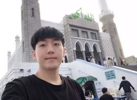 خواننده کره ای در حرم مطهر حضرت معصومه حاضر شد!+ ویدیو