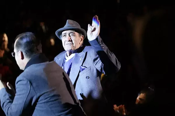 تقدیر از  استاد ایرج ۹۴ ساله در جشن حافظ+ عکس