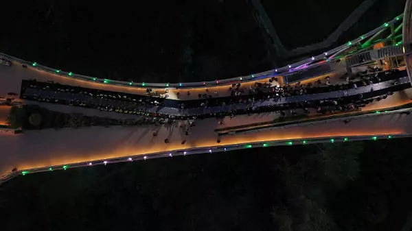 سفره افطاری کیلومتری روی پل طبیعت تهران+ عکس