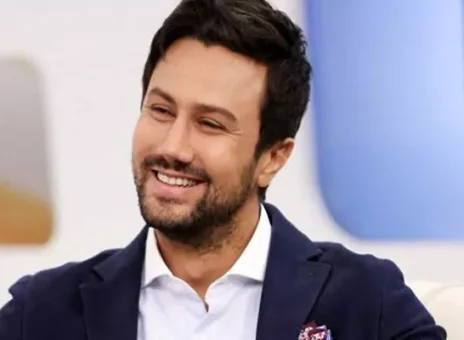 عکس  جذاب و  پر از عشق شاهرخ استخری با خانواده