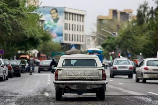 از کمک تاجر مرموز برای فروش نفت تا آمار هولناک مرکز پژوهش‌های مجلس از خودروهای فرسوده!