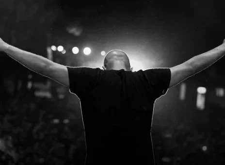 رپ‌خوانی پرشور چند جوان در ونک پربازدید شد+ ویدیو