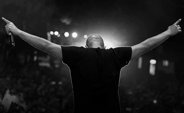 رپ‌خوانی پرشور چند جوان در ونک پربازدید شد+ ویدیو