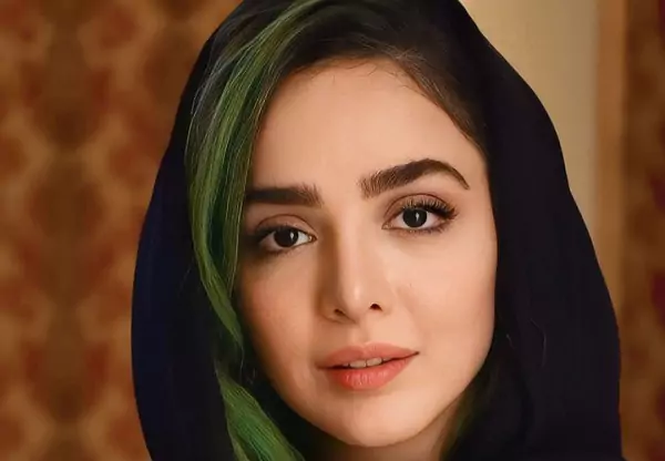 تصویری زیبا از المیرا دهقانی با مدل موی خاصش