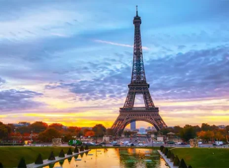 یک زن تا ۱۱۰ متری برج ایفل را با طناب بالا رفت!+ عکس