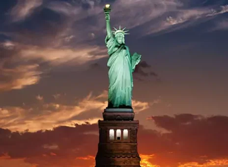 لحظه برخورد صاعقه به مجسمه آزادی در امریکا+ عکس