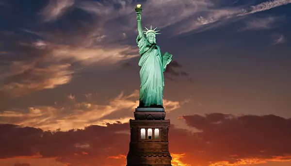 لحظه برخورد صاعقه به مجسمه آزادی در امریکا+ عکس