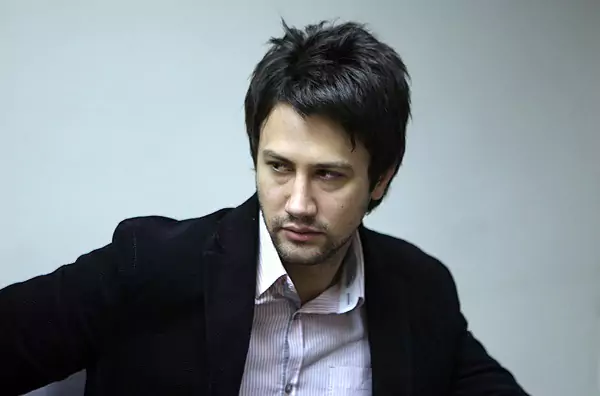 رونمایی شاهرخ استخری از خواهرش با شباهت باور نکردنی