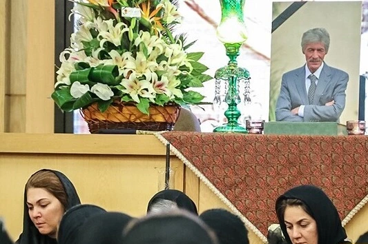 تصویری از میز عزای پدر ستاره اسکندری با دکوری قجری و شمعدونی های شاه عباسی 1 تصویری از میز عزای پدر ستاره اسکندری با دکوری قجری و شمعدونی های شاه عباسی