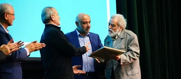 تجلیل رئیس‌جمهور از استاد «مرتضی فرهادی»