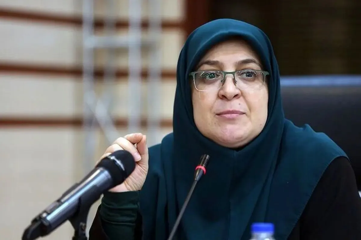 سلفی  گرفتن خانم سخنگو با خبرنگاران سوژه شد