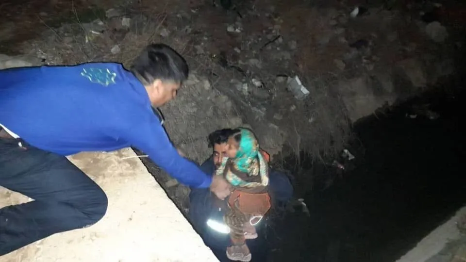 دختر ۴ ساله توسط کارکنان شهرداری از مرگ نجات یافت