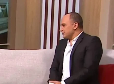 حمله رسانه مشهور پس از تعطیلی voa به احسان کرمی