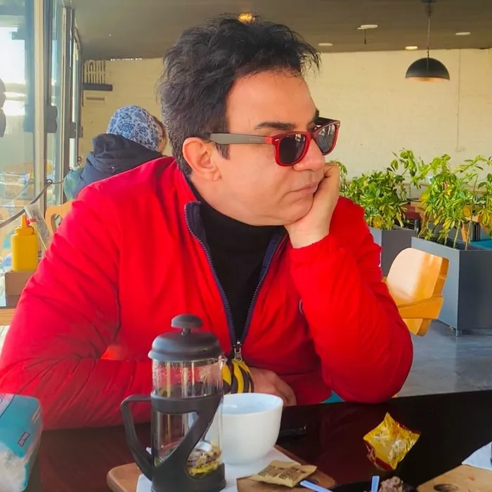 صمیمیت عمو پورنگ با خواننده معروف در کنسرت