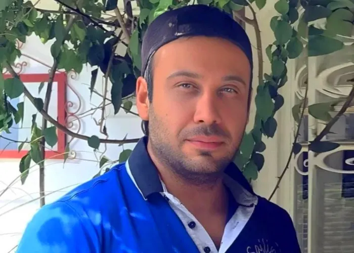 مسخره کردن محسن چاووشی در آنتن زنده توسط امیرحسین قیاسی