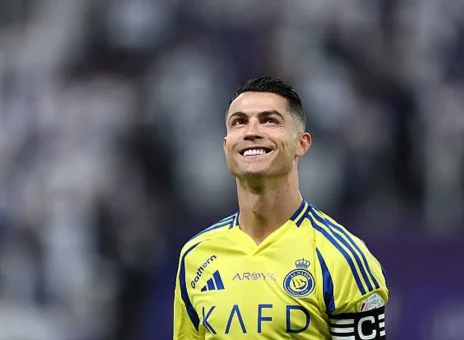 الهلال جلوی  کریستیانو رونالدو  زانو زد!