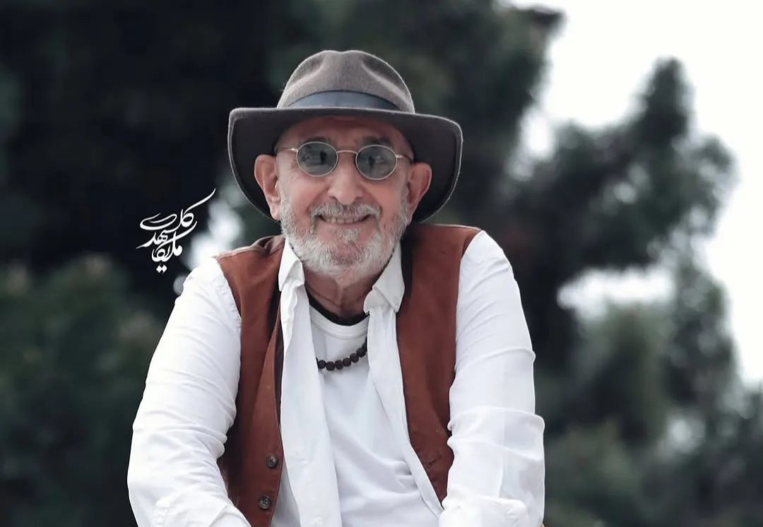 بوسه عاشقانه فرهاد آئیش بر دستان همسرش