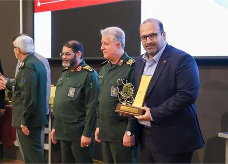 مدیرعامل شرکت فولاد خوزستان موفق به دریافت تندیس نشان ملی اقتصاد مقاومتی شد