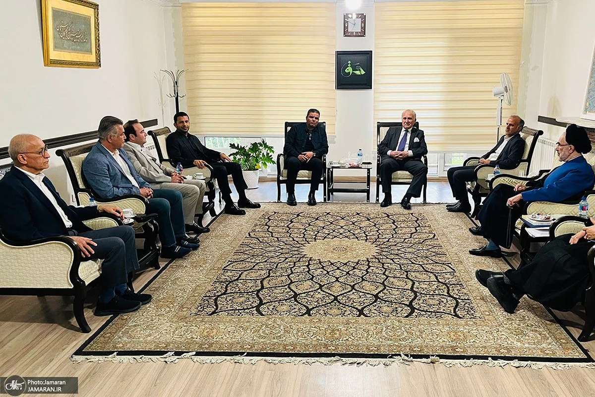 حضور اسطوره پرسپولیس با کراوات در ملاقات خاتمی