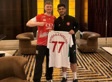 حضور هوادار ایرلندی پرسپولیس در حرم امام رضا