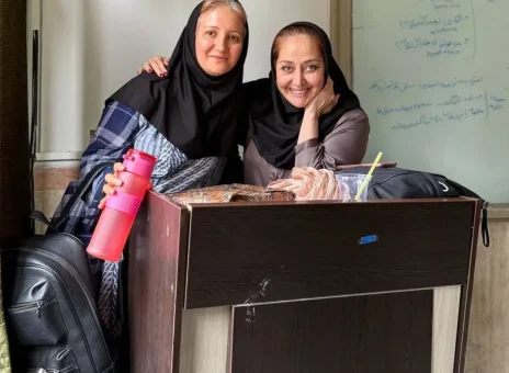 تصویر بازیگر سریال آوای باران و دانشجویانش در دانشگاه