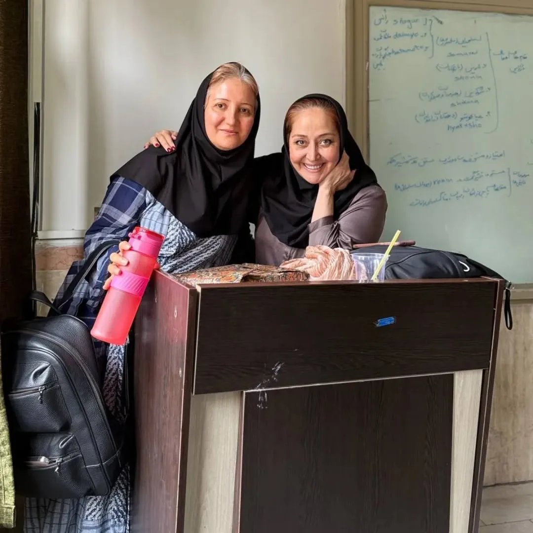 تصویر بازیگر سریال آوای باران و دانشجویانش در دانشگاه