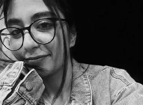 پرنیا عباسی و تصویر موهایش روی تشک صورتی