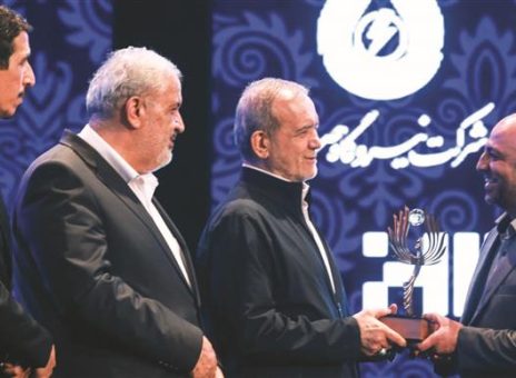 رئیس‌جمهوری جایزه سرمایه‌گذار برتر نیروگاه‌های خورشیدی کشور را به گروه فولاد مبارکه اهدا کرد