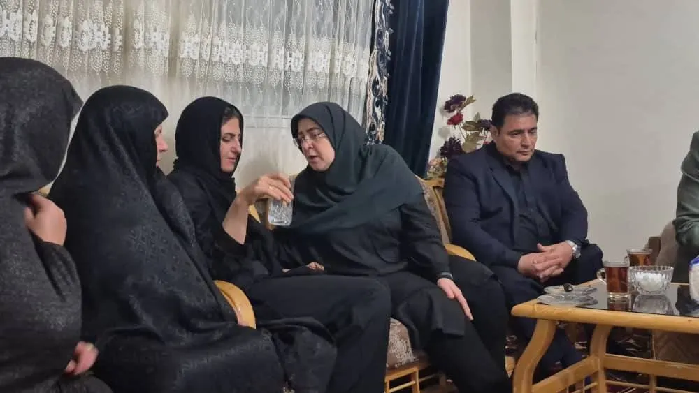 تصاویری از سخنگوی دولت در خانه الهه حسین‌نژاد