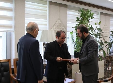 دیدار مدیرعامل بانک کشاورزی با فرزند شهید حسین اکبری