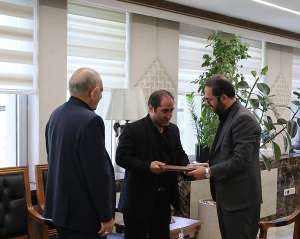 دیدار مدیرعامل بانک کشاورزی با فرزند شهید حسین اکبری